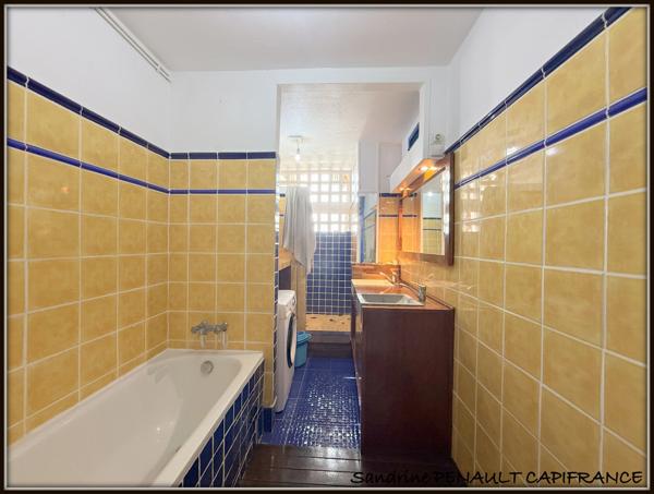 A VENDRE A KOUROU (GUYANE FRANCAISE) UN BEL APPARTEMENT T4 de 77 m² EN RESIDENCE - AU PRIX DE 170 000 €.