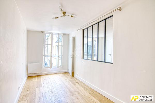Versailles Notre-Dame Appartement duplex 3 pièces 62 m² au sol (42m² carrez) situé au 1er et dernier étage avec cave €415 000 ** - Référence 27304