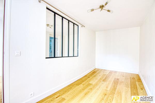 Versailles Notre-Dame Appartement duplex 3 pièces 62 m² au sol (42m² carrez) situé au 1er et dernier étage avec cave €415 000 ** - Référence 27304