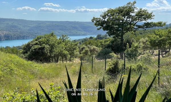 Maison de plain-pied avec piscine et terrain plat