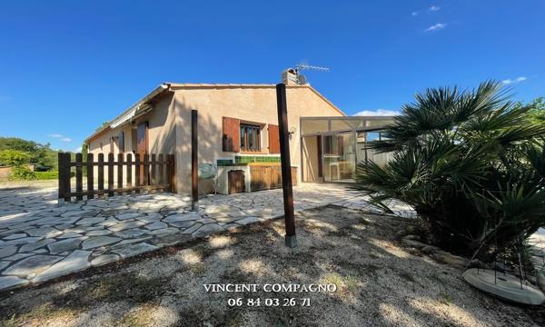 Maison de plain-pied avec piscine et terrain plat