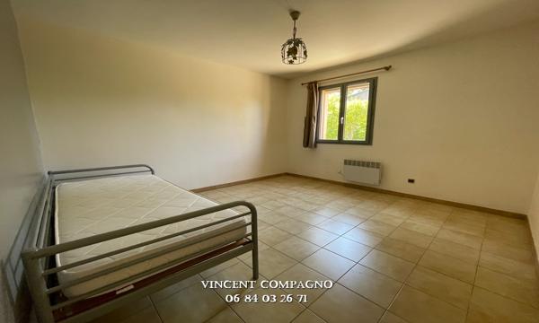 Maison de plain-pied avec piscine et terrain plat