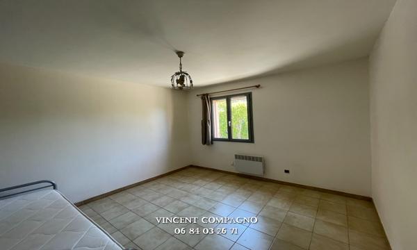 Maison de plain-pied avec piscine et terrain plat