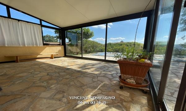 Maison de plain-pied avec piscine et terrain plat