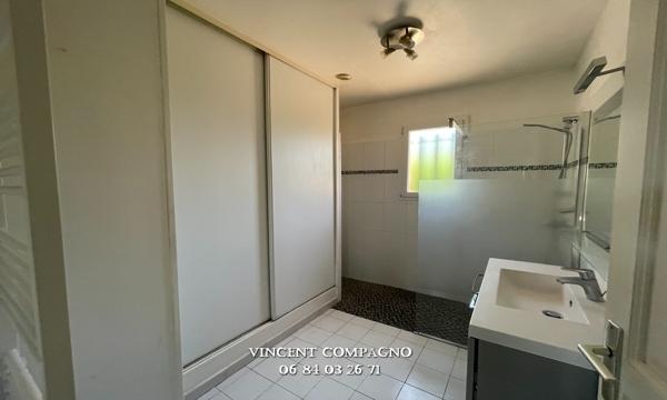 Maison de plain-pied avec piscine et terrain plat