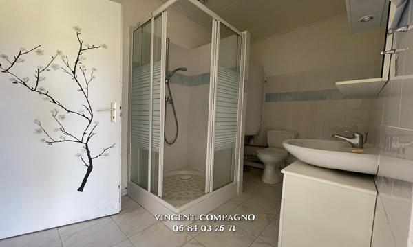 Maison de plain-pied avec piscine et terrain plat