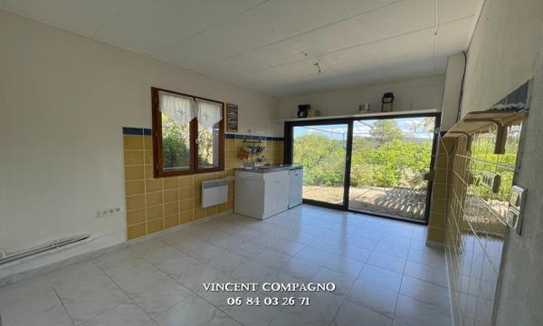 Maison de plain-pied avec piscine et terrain plat