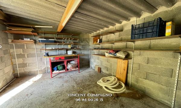 Maison de plain-pied avec piscine et terrain plat