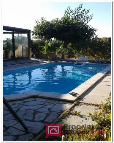 Maison de plain-pied avec piscine et terrain plat