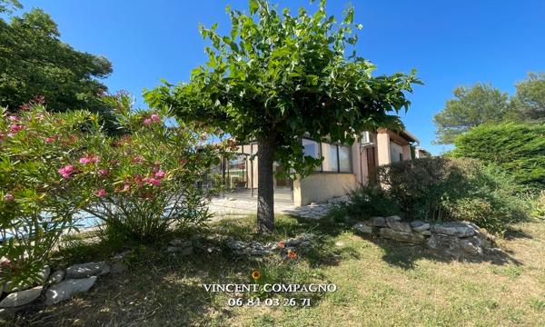 Maison de plain-pied avec piscine et terrain plat