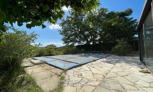 Maison de plain-pied avec piscine et terrain plat