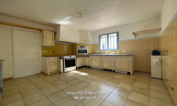 Maison de plain-pied avec piscine et terrain plat