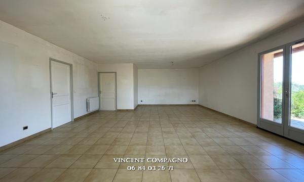 Maison de plain-pied avec piscine et terrain plat