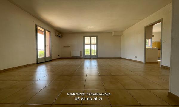 Maison de plain-pied avec piscine et terrain plat