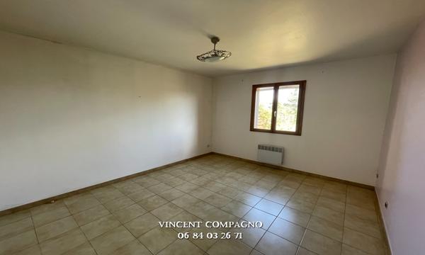 Maison de plain-pied avec piscine et terrain plat