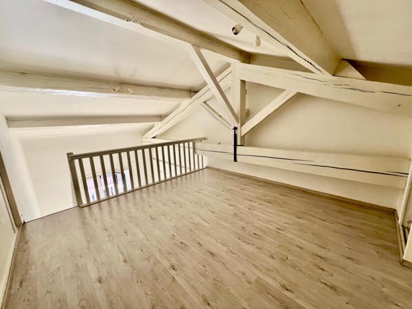 Appartement de type loft, 50 m2(secteur Quai de Hanovre, Place de Belgique)