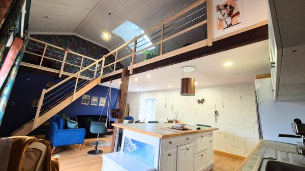 Bouée (44260) SAVENAY Proche, une maison d'habitation de 7 pièces principales sur 207 m² de terrain.