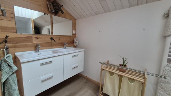 Bouée (44260) SAVENAY Proche, une maison d'habitation de 7 pièces principales sur 207 m² de terrain.