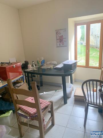 FONTAINE-CHALENDRAY 17510 - Ensemble de 2 maisons 8 pièces de 200 m² avec dépendances et terrain de 1300