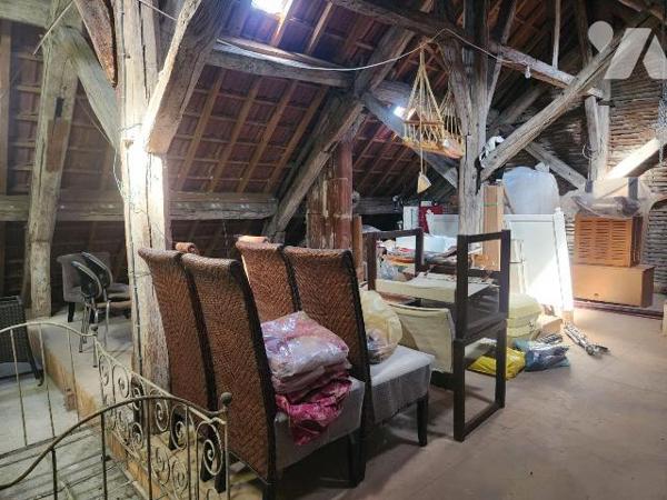 À vendre à Bar-sur-Aube ? Maison familiale avec fort potentiel, idéalement située à deux pas du...