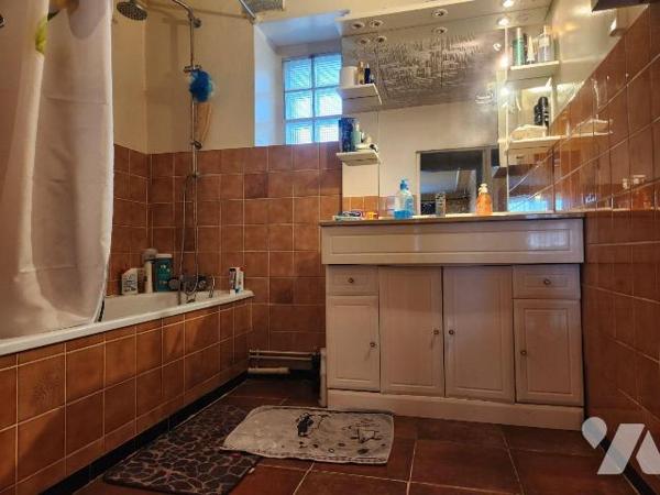 À vendre à Bar-sur-Aube ? Maison familiale avec fort potentiel, idéalement située à deux pas du...