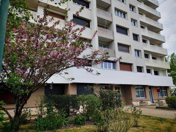 Résidence ravalée et isolée - au 10 -ème, 3 pièces de 73 m²
