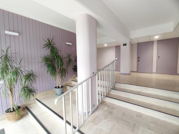 Résidence ravalée et isolée - au 10 -ème, 3 pièces de 73 m²