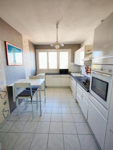 Résidence ravalée et isolée - au 10 -ème, 3 pièces de 73 m²
