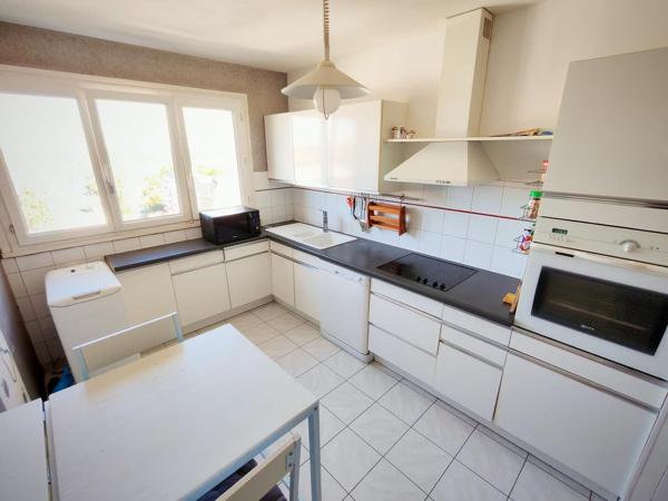 Résidence ravalée et isolée - au 10 -ème, 3 pièces de 73 m²
