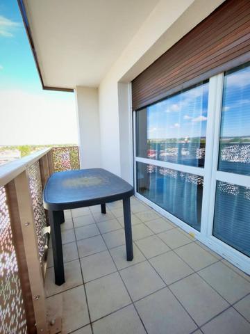 Résidence ravalée et isolée - au 10 -ème, 3 pièces de 73 m²
