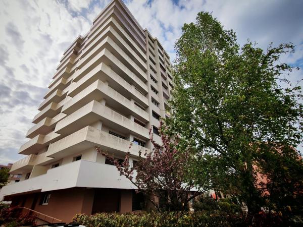 Résidence ravalée et isolée - au 10 -ème, 3 pièces de 73 m²