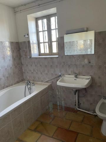 Belle bâtisse en pierre A RENOVER