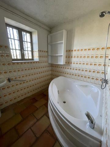 Belle bâtisse en pierre A RENOVER