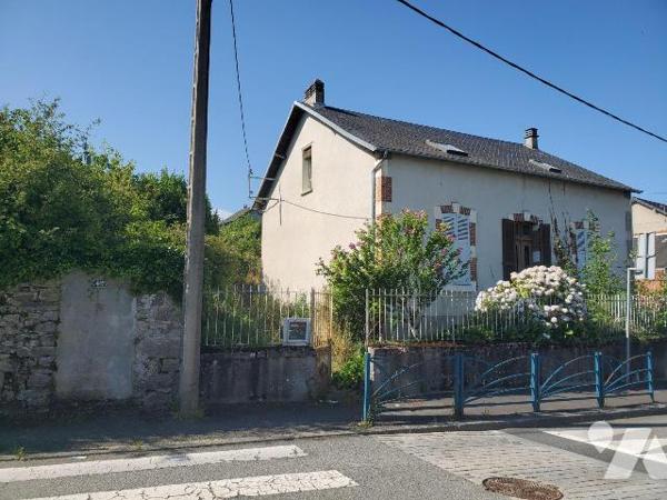 Maison à vendre à Guéret dans la Creuse (23) : élevée sur partie cave/vide sanitaire, construit...