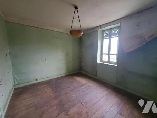 Maison à vendre à Guéret dans la Creuse (23) : élevée sur partie cave/vide sanitaire, construit...