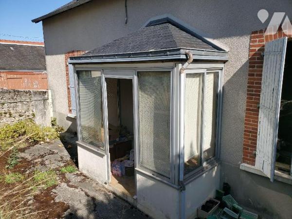 Maison à vendre à Guéret dans la Creuse (23) : élevée sur partie cave/vide sanitaire, construit...