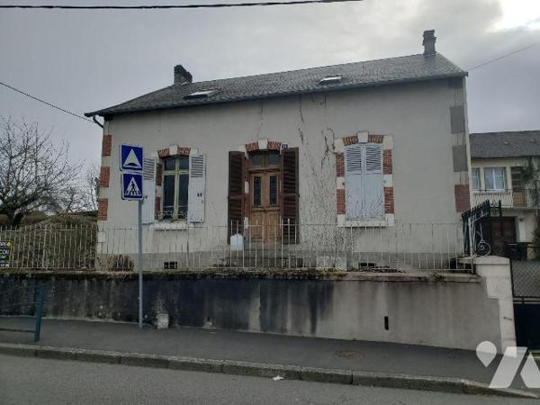 Maison à vendre à Guéret dans la Creuse (23) : élevée sur partie cave/vide sanitaire, construit...