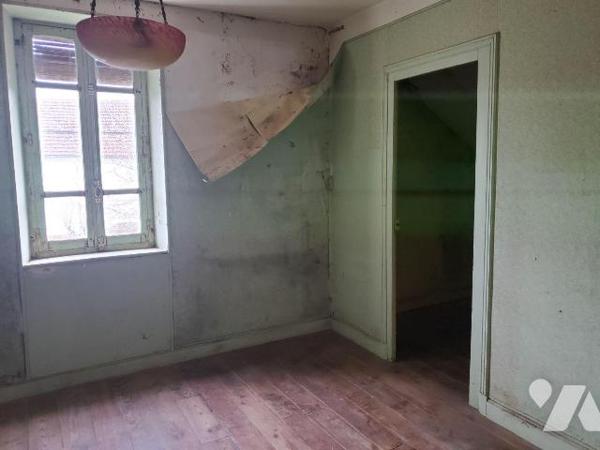 Maison à vendre à Guéret dans la Creuse (23) : élevée sur partie cave/vide sanitaire, construit...