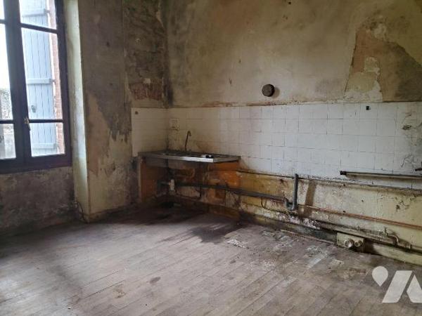 Maison à vendre à Guéret dans la Creuse (23) : élevée sur partie cave/vide sanitaire, construit...