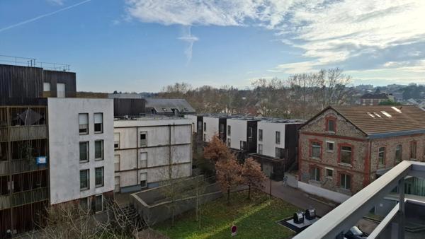 Appartement 4 pièces lumineux avec 2 balcons et 1 cave. Tout proche gare RER D