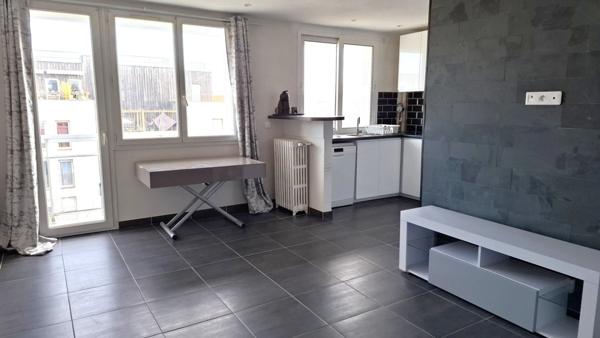 Appartement 4 pièces lumineux avec 2 balcons et 1 cave. Tout proche gare RER D