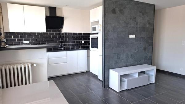 Appartement 4 pièces lumineux avec 2 balcons et 1 cave. Tout proche gare RER D