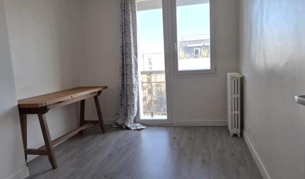 Appartement 4 pièces lumineux avec 2 balcons et 1 cave. Tout proche gare RER D