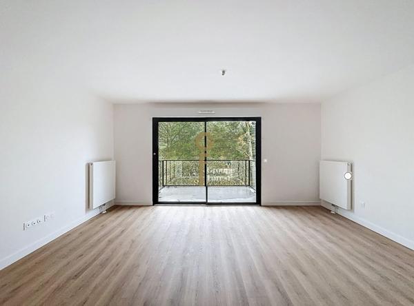 T3 de 75 m² avec balcon et stationnements sécurisés - proximité du Parc Barbieux et des transports