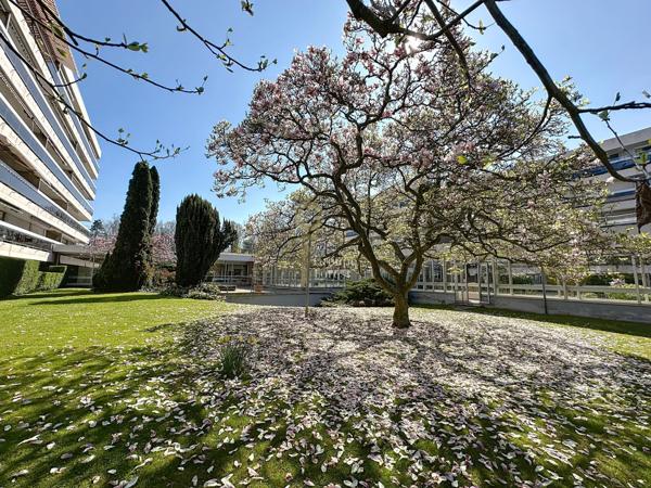 Dans la résidence sénior "Les Calèches" à Croix  très grand appartement T3 ultra lumineux avec parking couvert et 2 caves
