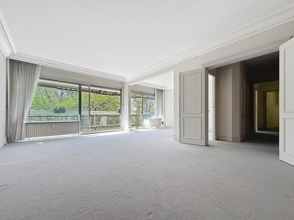 Dans la résidence sénior "Les Calèches" à Croix  très grand appartement T3 ultra lumineux avec parking couvert et 2 caves