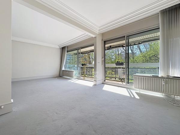 Dans la résidence sénior "Les Calèches" à Croix  très grand appartement T3 ultra lumineux avec parking couvert et 2 caves