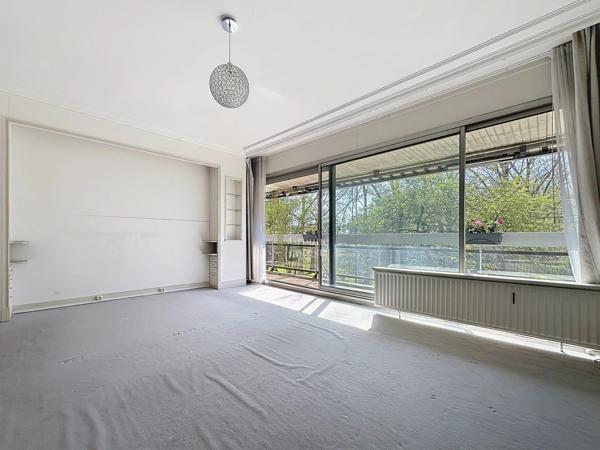 Dans la résidence sénior "Les Calèches" à Croix  très grand appartement T3 ultra lumineux avec parking couvert et 2 caves