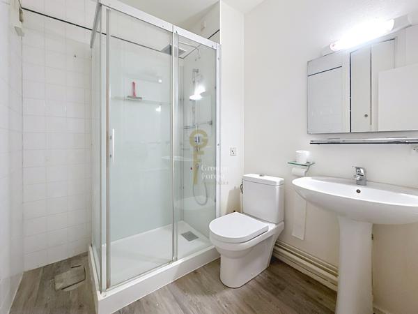 Dans la résidence sénior "Les Calèches" à Croix  très grand appartement T3 ultra lumineux avec parking couvert et 2 caves
