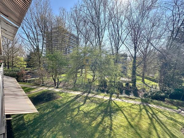 Dans la résidence sénior "Les Calèches" à Croix  très grand appartement T3 ultra lumineux avec parking couvert et 2 caves